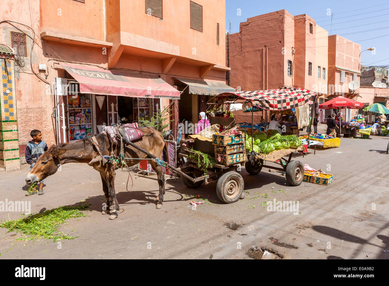 Les gens dans les rues de la médina de Marrakech, Maroc. Banque D'Images