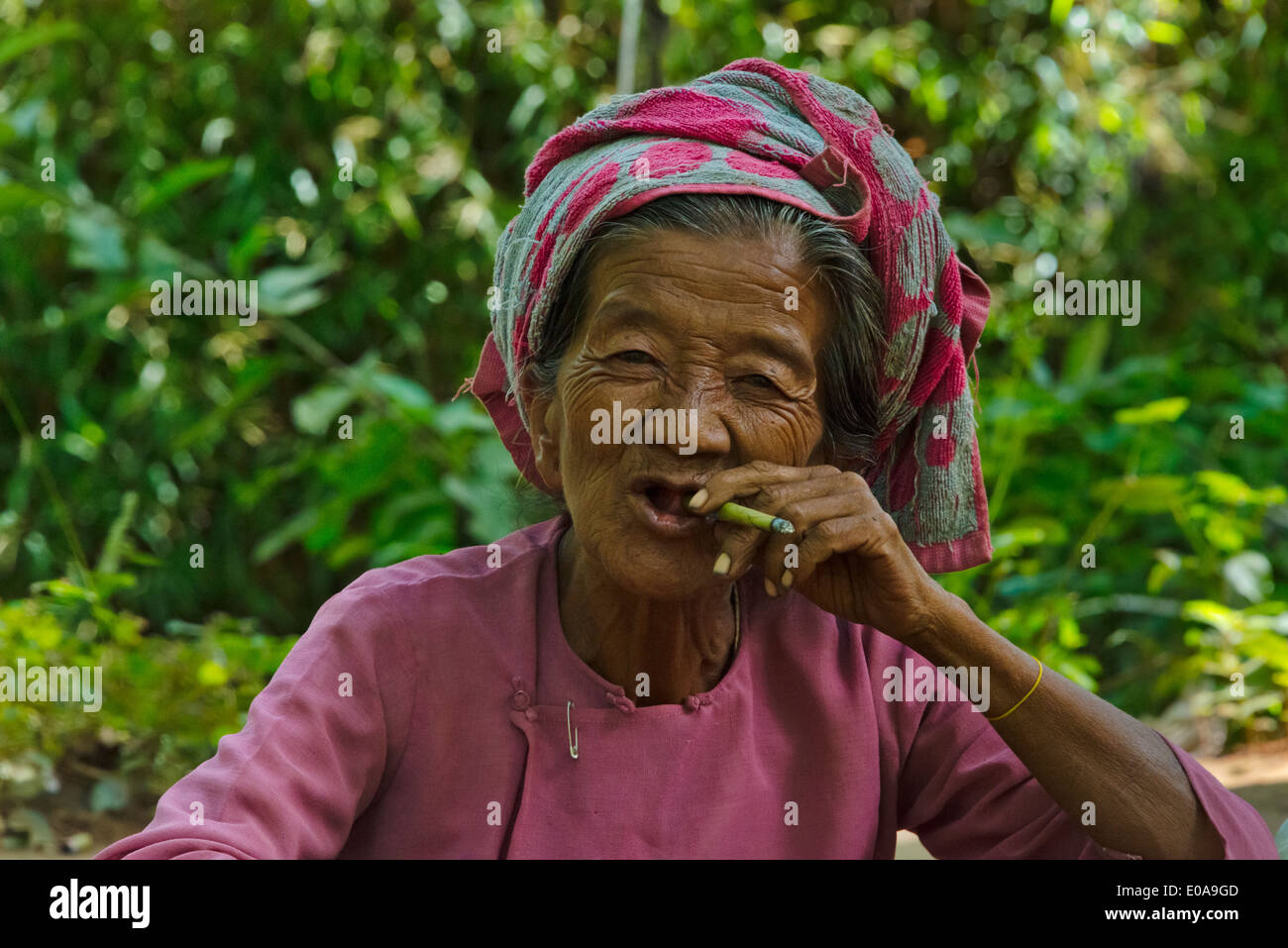Pa-O femme fumant, au Lac Inle, l'État de Shan, Myanmar Banque D'Images