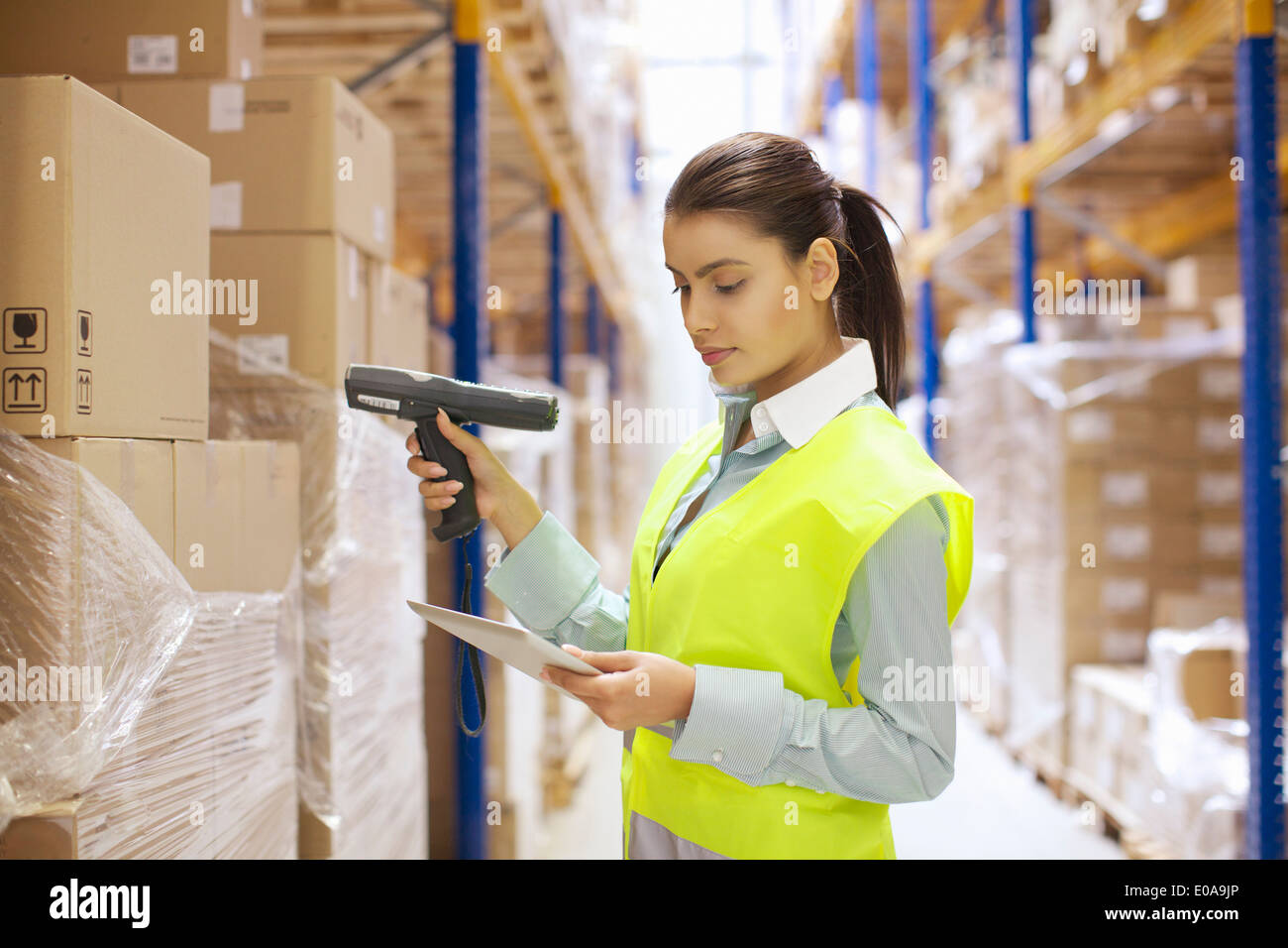 Les employé de l'entrepôt en utilisant le lecteur de codes-barres Banque D'Images