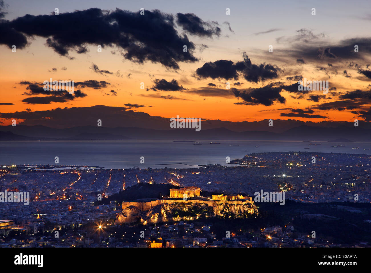 Vue d'Athènes et l'acropole de la colline Lycabettus, Attique, Grèce. Vous pouvez voir jusqu'au port du Pirée. Banque D'Images