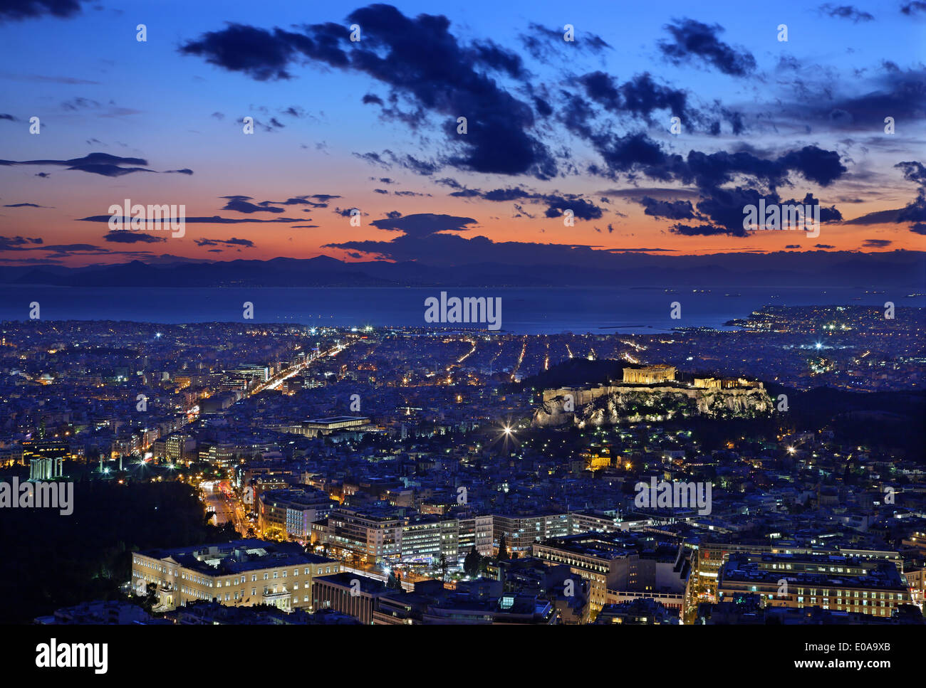 Vue d'Athènes et l'acropole de la colline Lycabettus, Attique, Grèce. Vous pouvez voir jusqu'au port du Pirée. Banque D'Images