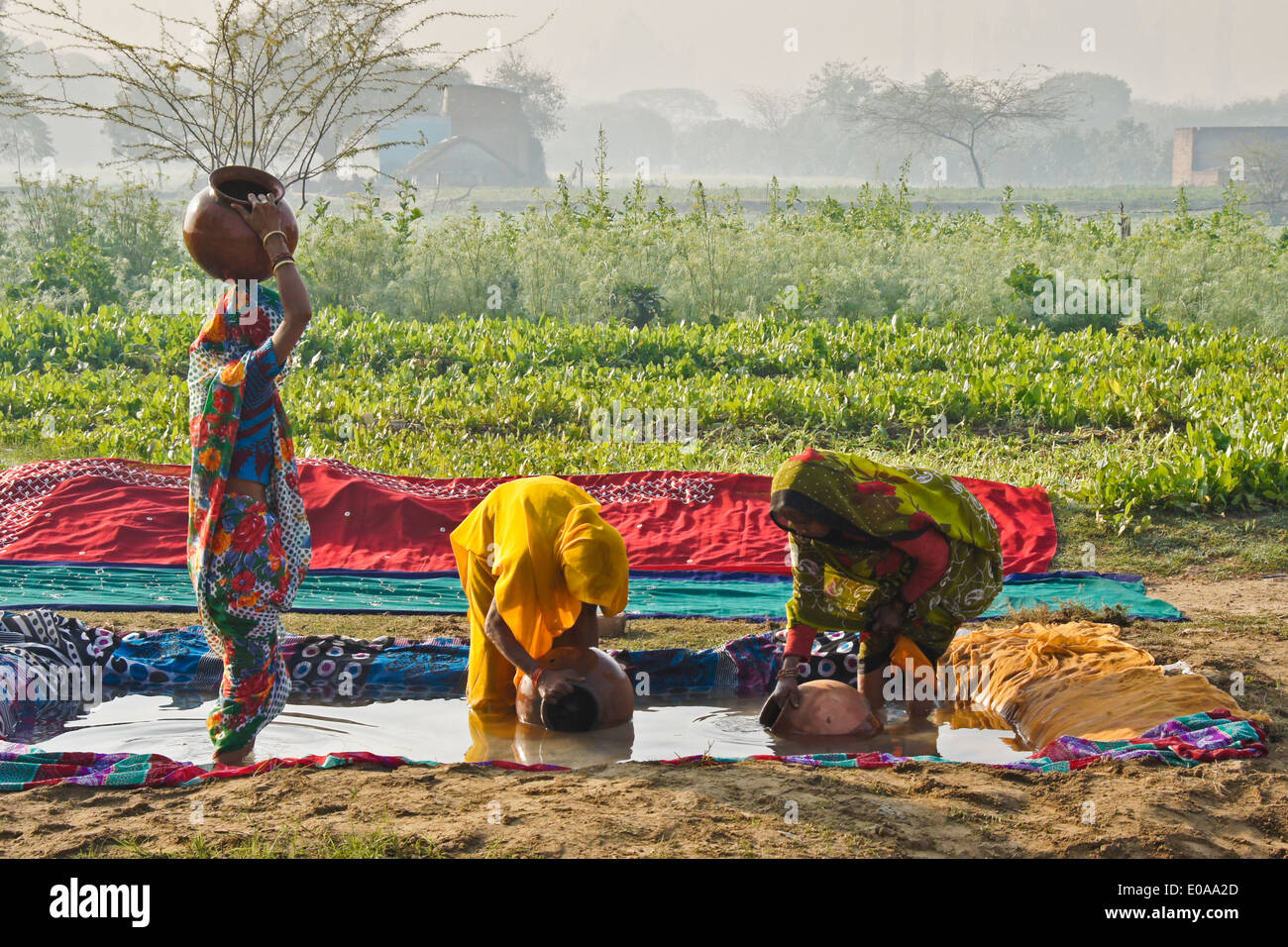 Les femmes remplissant les pots d'argile avec de l'eau, Nagla Kachhpura, Agra, Inde Banque D'Images