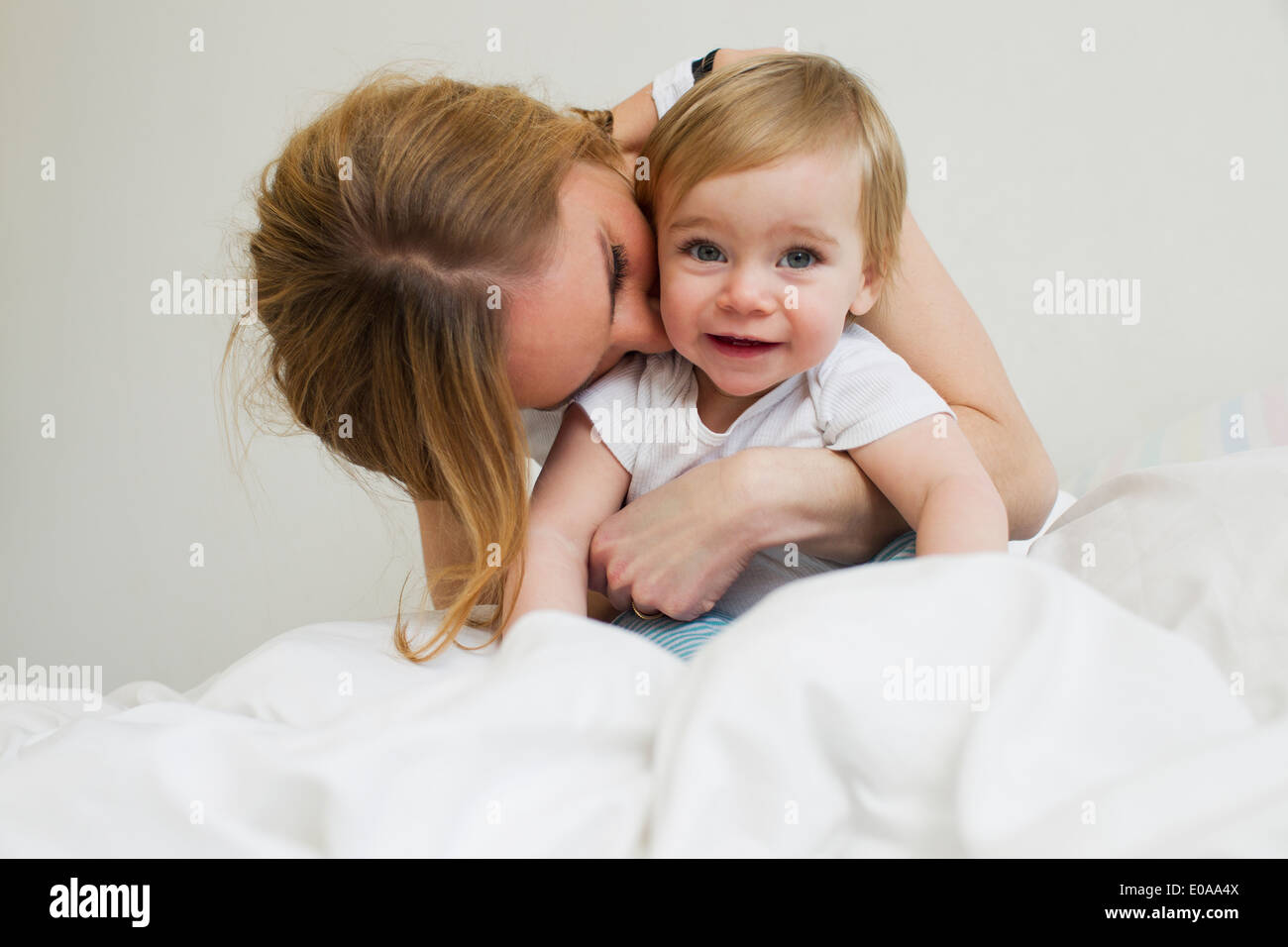 Portrait of mid adult woman hugging her an baby girl Banque D'Images