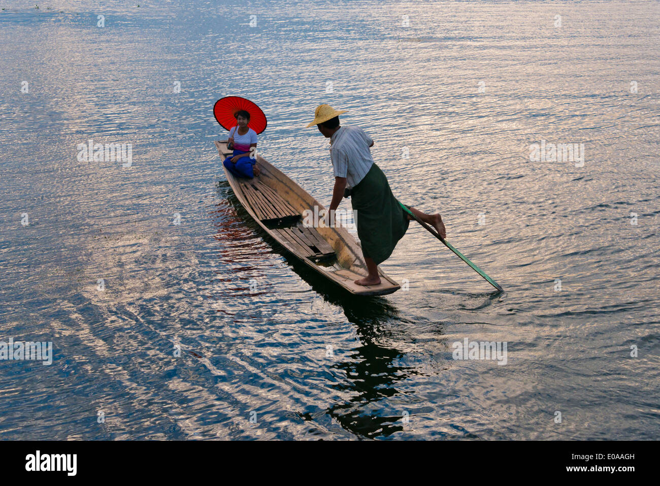 Ethnie Intha Jambe Pecheur Barque Transportant Une Fille Avec Parapluie Rouge Le Lac Inle Au Coucher Du Soleil L Etat De Shan Myanmar Photo Stock Alamy