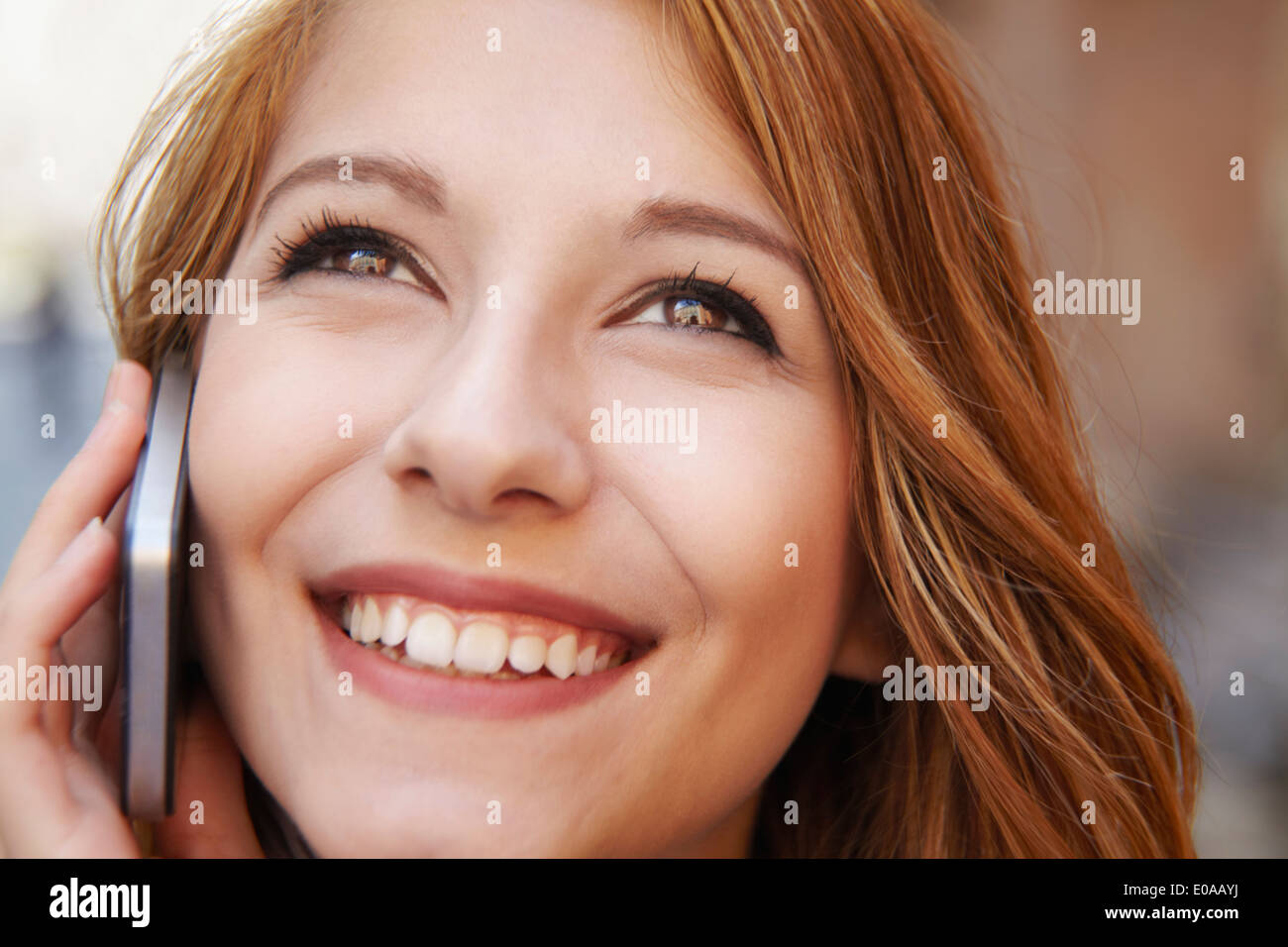 Close up of attractive young woman chatting on smartphone Banque D'Images