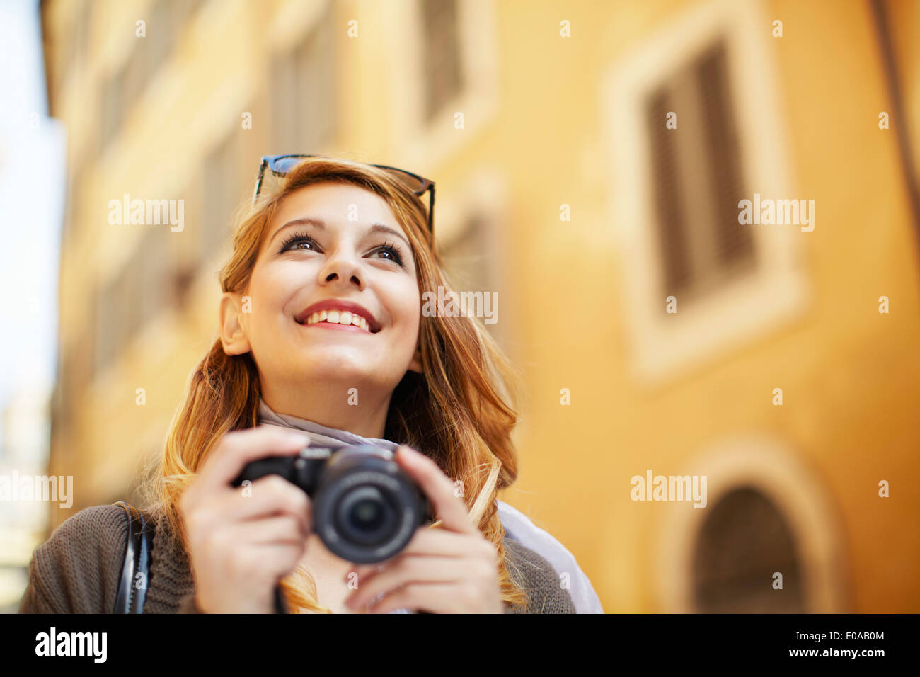 Jeune femme avec un appareil photo numérique, Rome, Italie Banque D'Images