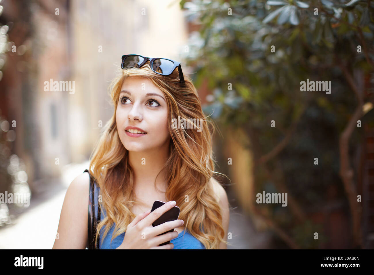 Jeune femme à la découverte de la rue pittoresque, Rome, Italie Banque D'Images