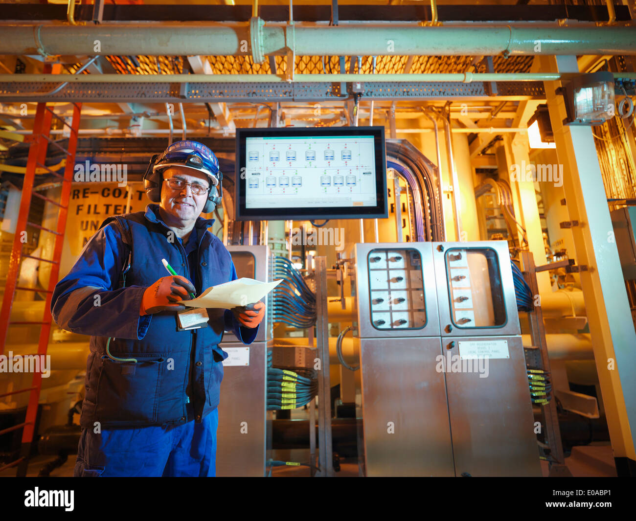 Portrait de l'ingénieur avec affichage numérique dans power station Banque D'Images