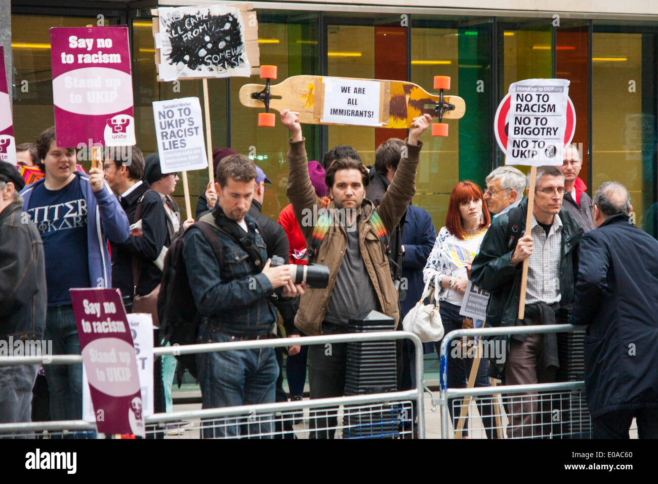 Londres, 7 mai 2014. Des manifestants anti-fascistes manifester devant le Centre Emmanuel à Westminster comme détenteurs de la file d'attente, avant l'arrivée de Nigel Farrage qui était de s'attaquer à leurs London rally. Crédit : Paul Davey/Alamy Live News Banque D'Images