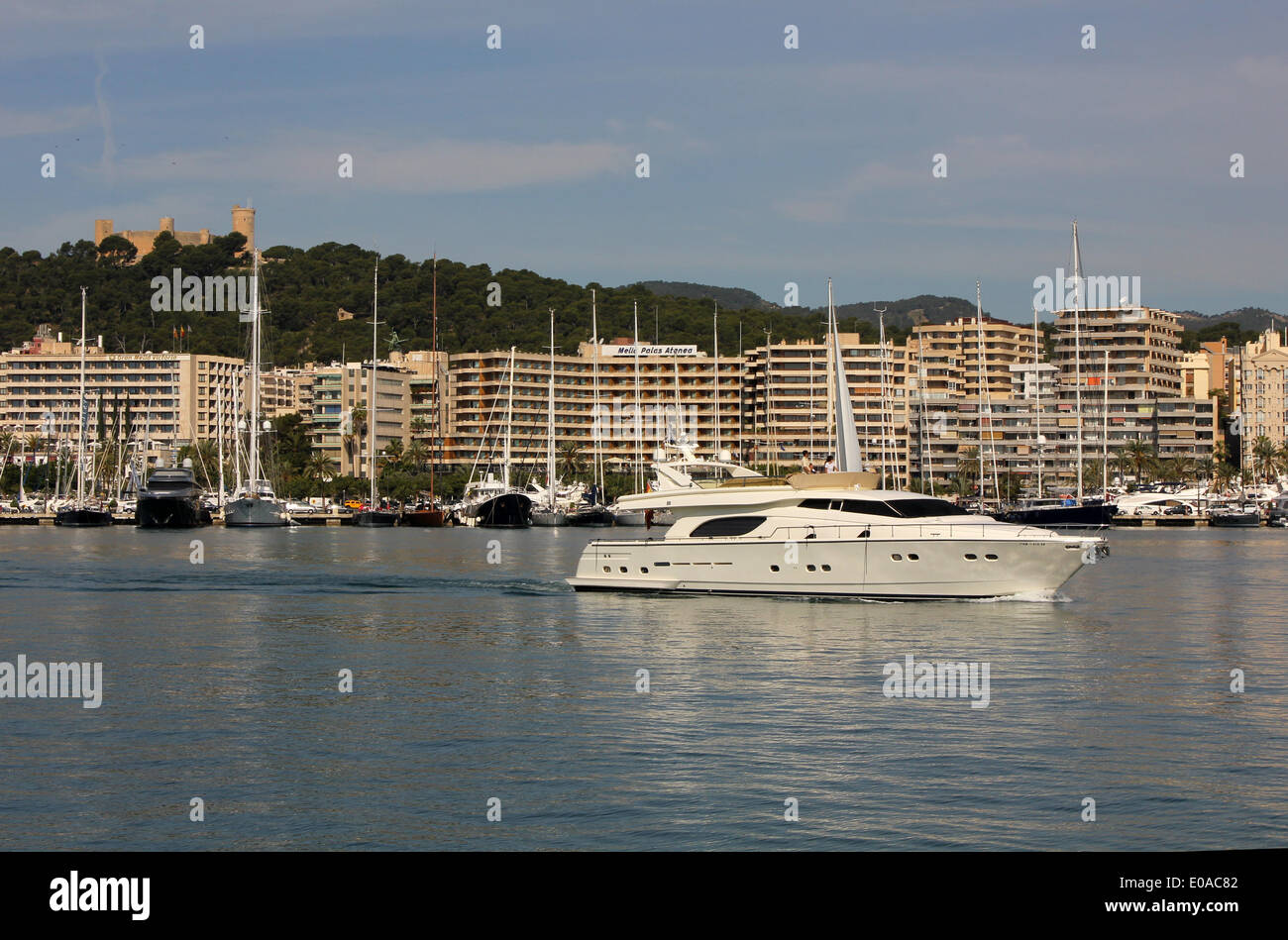 Mallorca de luxe - Luxury Motor Yacht  + Hôtels de luxe le long de Palma Paseo Maritimo  + Historique  + Château de plaisance Belver, Palma de Mal Banque D'Images