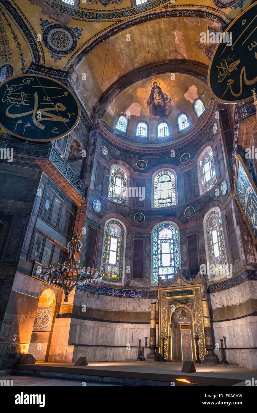 Le mihrab et l'abside, Sainte-Sophie, avec la mosaïque de la Vierge à l'enfant dans le dôme de l'abside. Sultanahmet, Istanbul, Turquie Banque D'Images