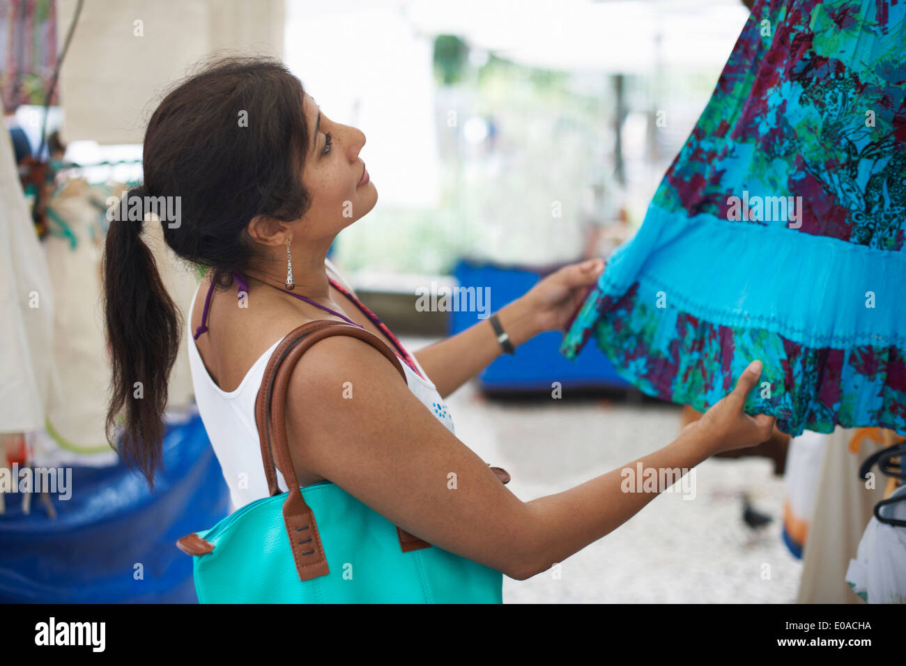 Femme mature à la jupe au décrochage du marché, Ipanema, Rio de Janeiro, Brésil Banque D'Images