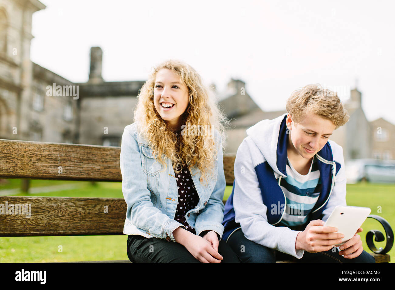 Les frère et soeur assis sur un banc Banque D'Images