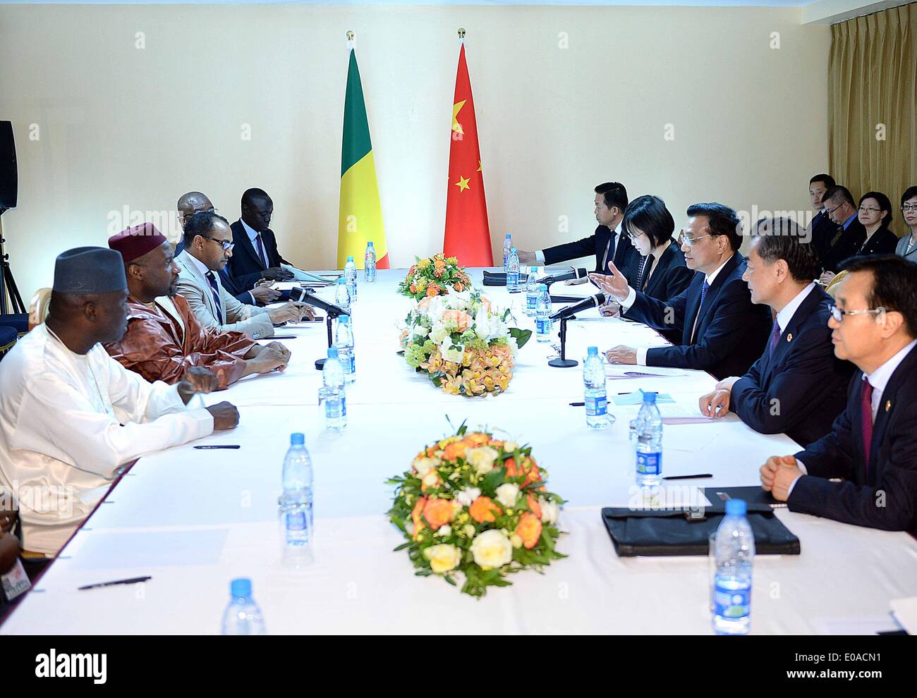 Abuja, Nigéria. 7 mai, 2014. Le Premier ministre chinois Li Keqiang (3e R) se réunit avec le Premier Ministre du Mali Moussa Mara (2L), qui assiste à la 2014 Forum économique mondial sur l'Afrique, à Abuja, Nigéria, le 7 mai 2014. Crédit : Li Tao/Xinhua/Alamy Live News Banque D'Images