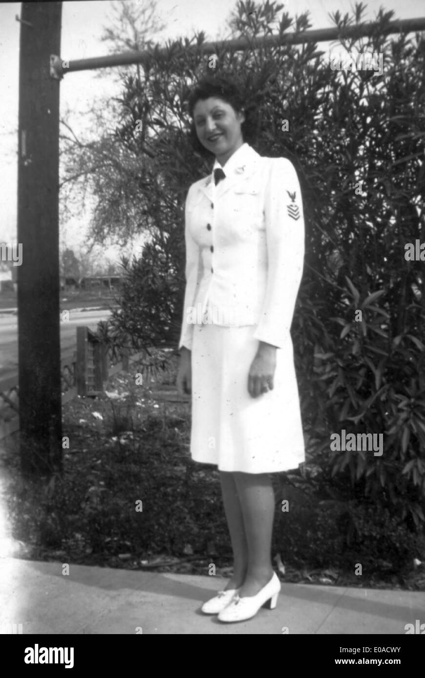 Zilda DeCarlo a servi en tant que membre de l'US Navy WAVES (Women Accepted for Volunteer Emergency Service) pendant la seconde Guerre mondiale, contribuant aux rôles vitaux que les femmes ont joués dans l'armée pendant l'effort de guerre. Banque D'Images