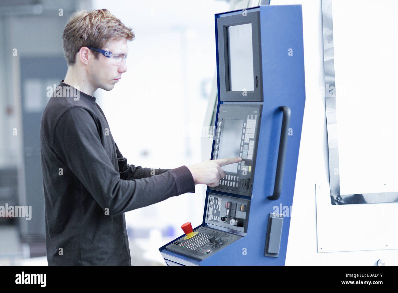 Mid adult male technician maintenir les machines dans l'usine d'ingénierie Banque D'Images
