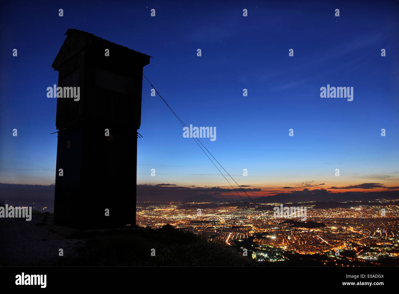 Vue panoramique vue de nuit à partir de Athènes ('Hymette montagne Ymittos'), l'Attique, Grèce Banque D'Images