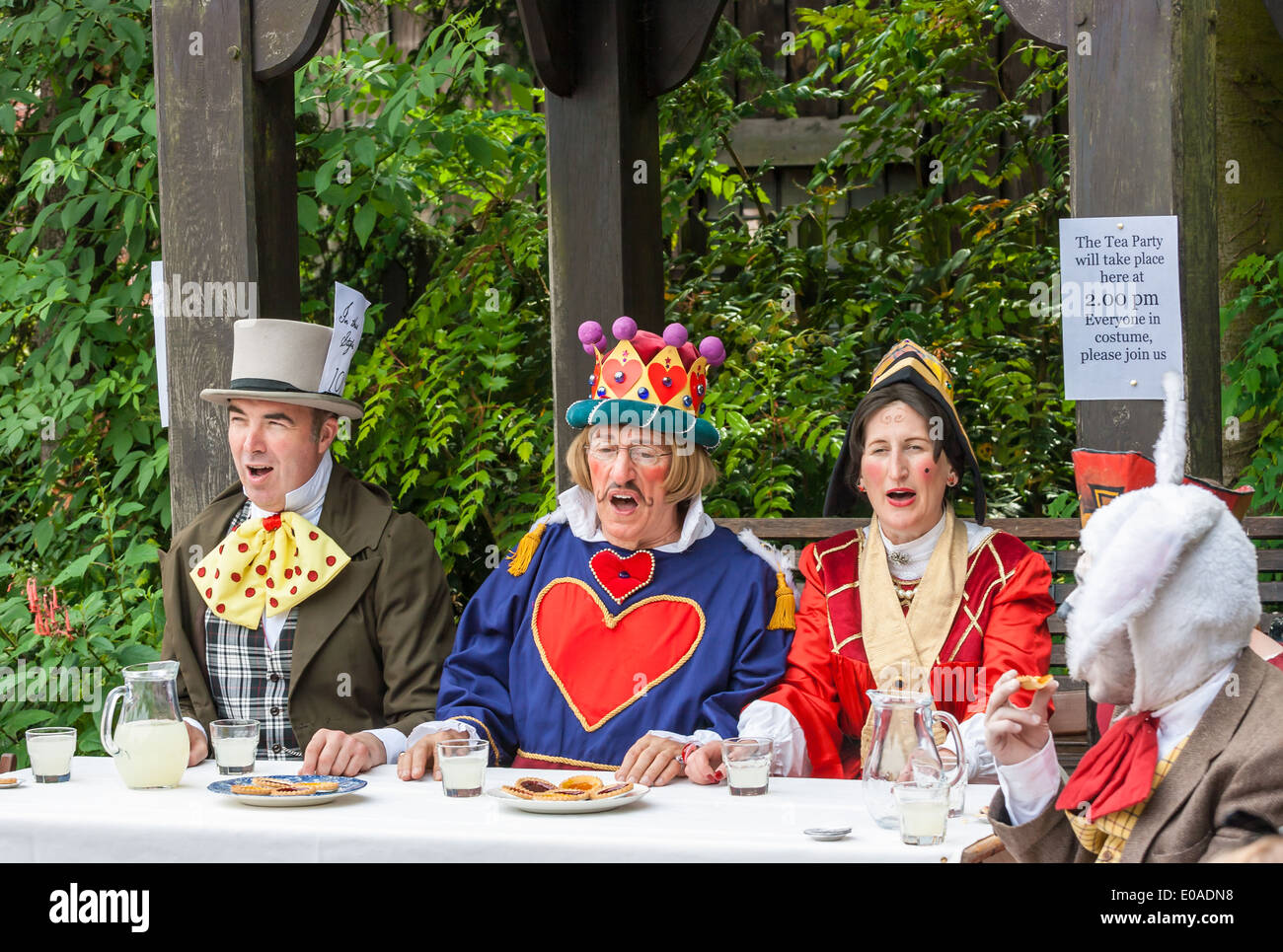 Telford, Royaume-Uni, Angleterre le 21 juillet 2012. Les acteurs, le Mad Hatters Tea party en plein air, Blists Hill Victorian Town Banque D'Images
