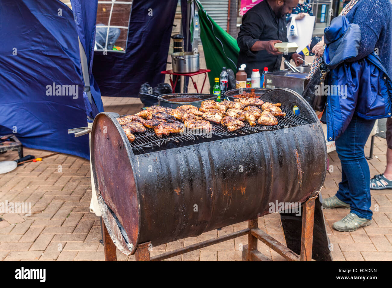 Newcastle Under Lyme,Staffordshire England UK. 5e mai 2014. Vendeur d'aliments de rue vendant des Caraïbes épicé poulet barbecue. Banque D'Images