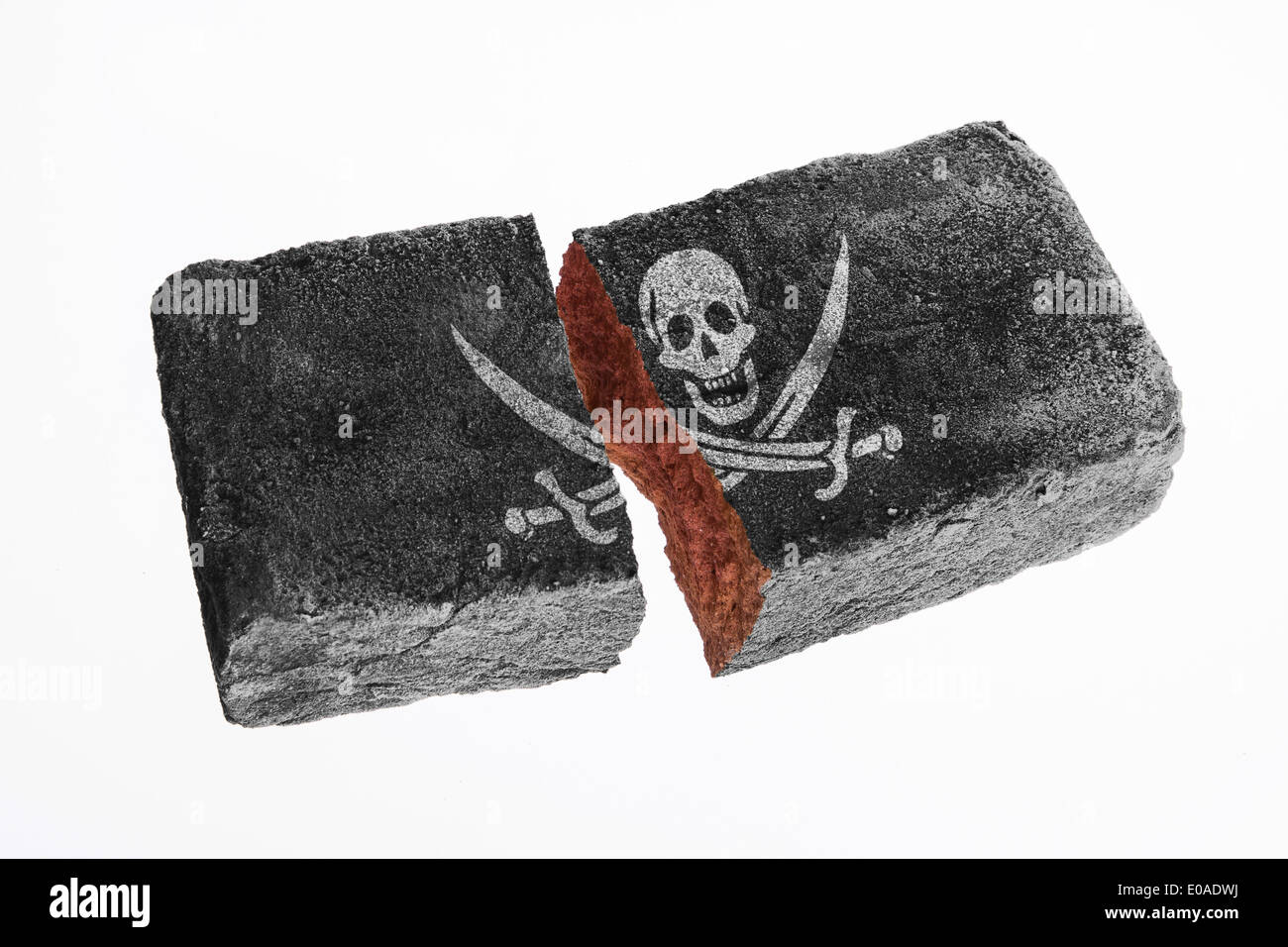 Rough brique brisée isolé sur fond blanc du drapeau pirate Banque D'Images