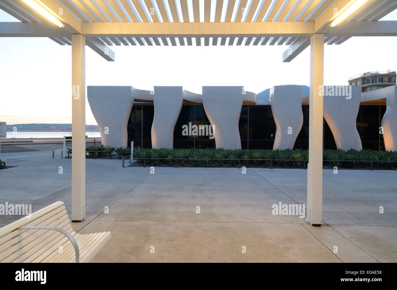 Musée Jean Cocteau par Rudy Ricciotti et pergola sur la Promenade au crépuscule Menton Alpes-Maritimes France Banque D'Images