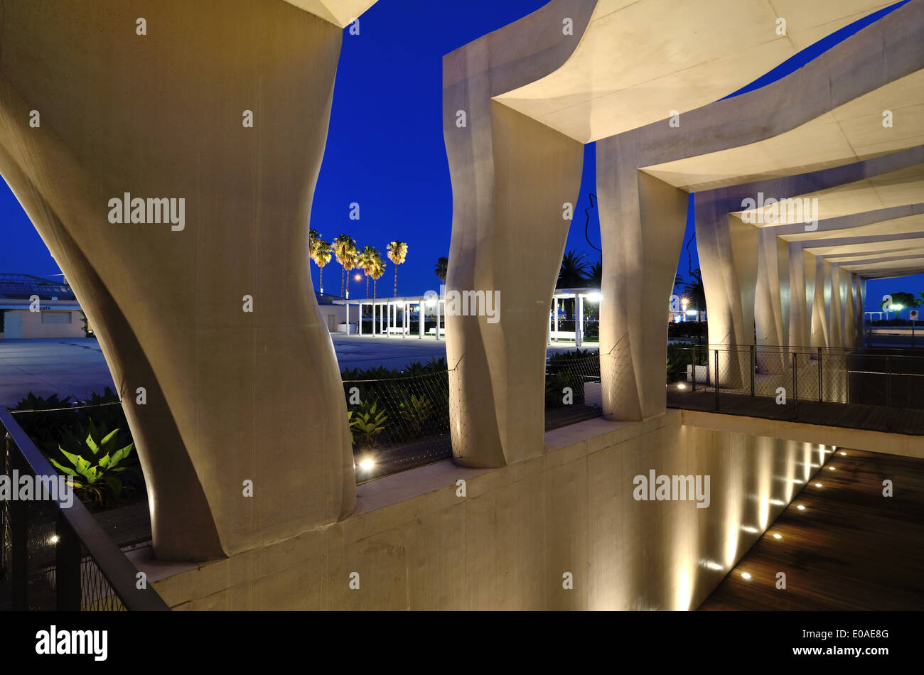 Pergola en béton du Musée Jean Cocteau moderniste par Rudy Ricciotti la nuit Menton Alpes-Maritimes France Banque D'Images