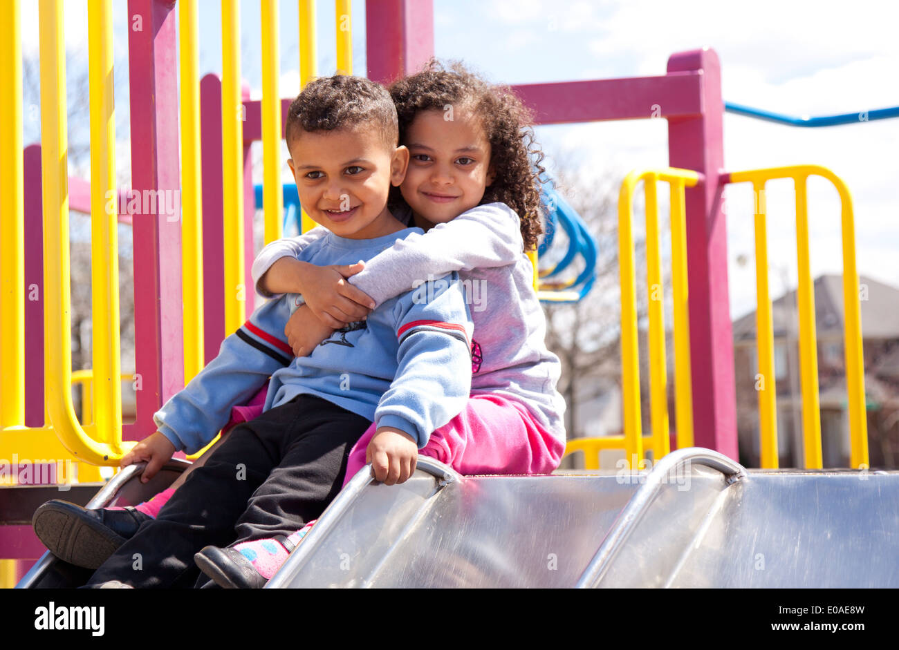 Mixed Race brother and sister hugging and smiling Banque D'Images