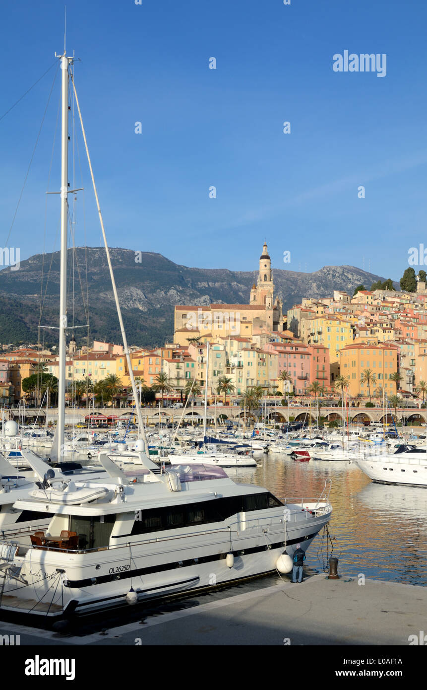 Des yachts de luxe dans le port de plaisance ou sur le port près de la vieille ville Menton Alpes-Maritimes France Banque D'Images