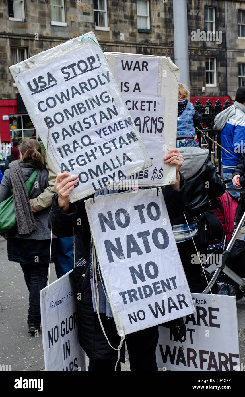 Un manifestant est presque entièrement caché par des affiches à un premier mai à Édimbourg, Écosse, Royaume-Uni. Banque D'Images