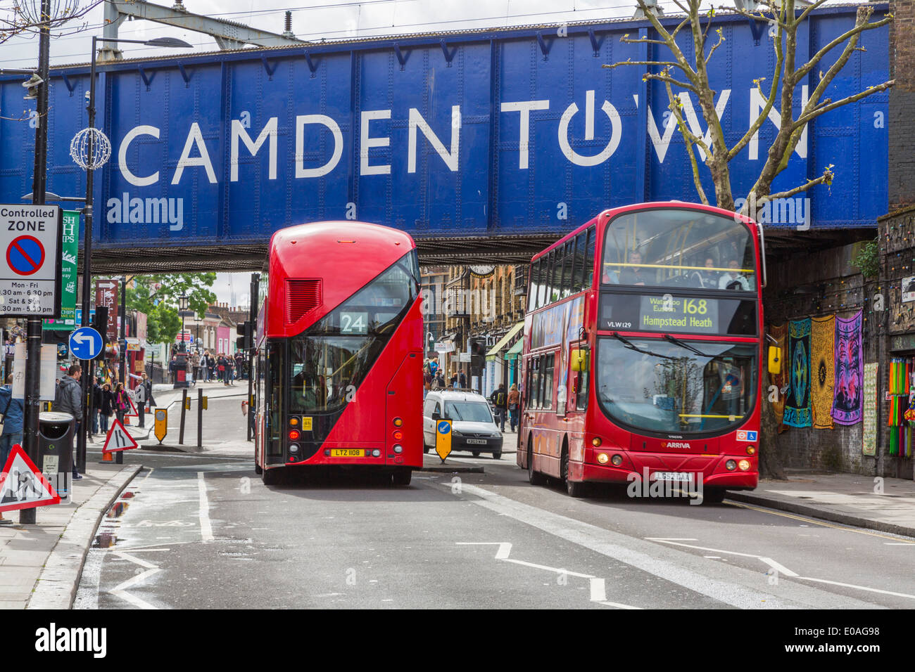 Master bus route passant sous le pont de chemin de fer de Camden Town Camden Town Londres Angleterre Royaume-uni Banque D'Images