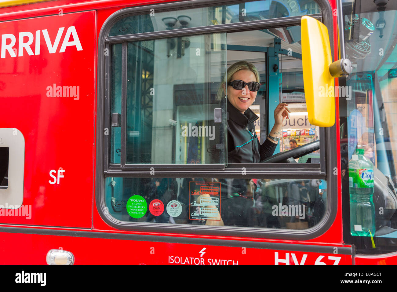 Chauffeur de bus féminin, Londres, Angleterre, Royaume-Uni, qui travaille dur, satisfait et souriant Banque D'Images
