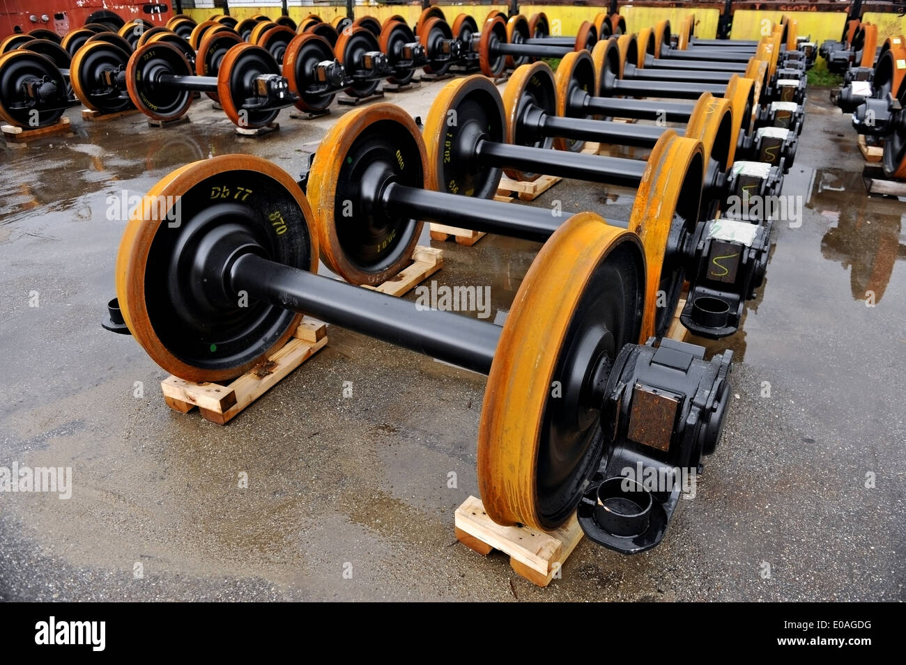 De nouvelles roues ferroviaires sur la ligne d'usine Banque D'Images