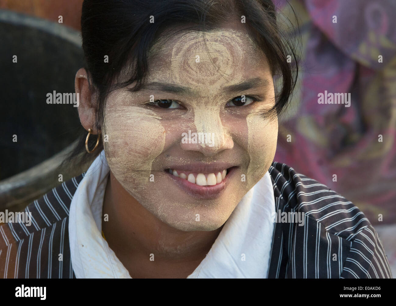Woman face appliqué avec Thanakha Thanaka (), d'un blanc jaunâtre pâte de cosmétiques fabriqués à partir de l'écorce terrestre, le Myanmar Banque D'Images
