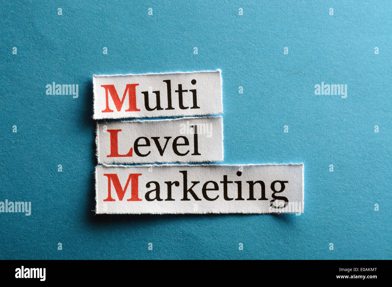 Mlm - multi level marketing sur papier bleu Banque D'Images