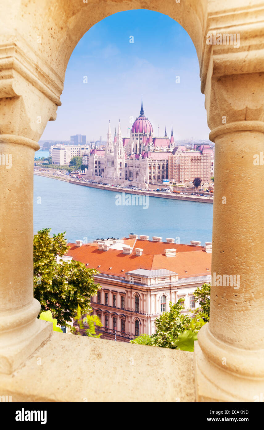 Vue sur le Parlement de Halaszbastya Banque D'Images