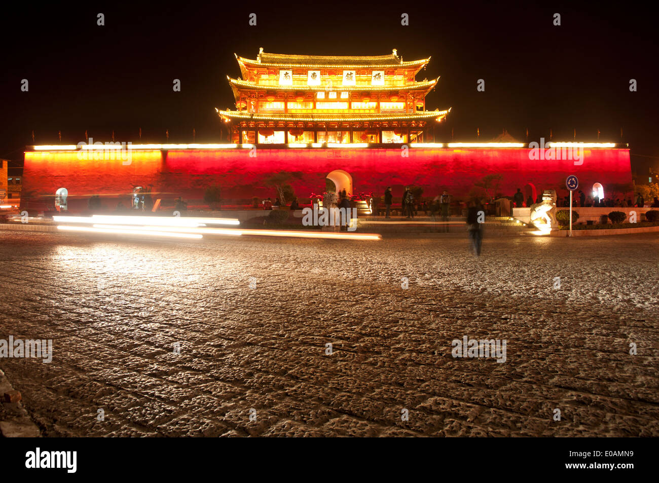 Porte chaoyang par nuit, jianshui, Yunnan, Chine Banque D'Images
