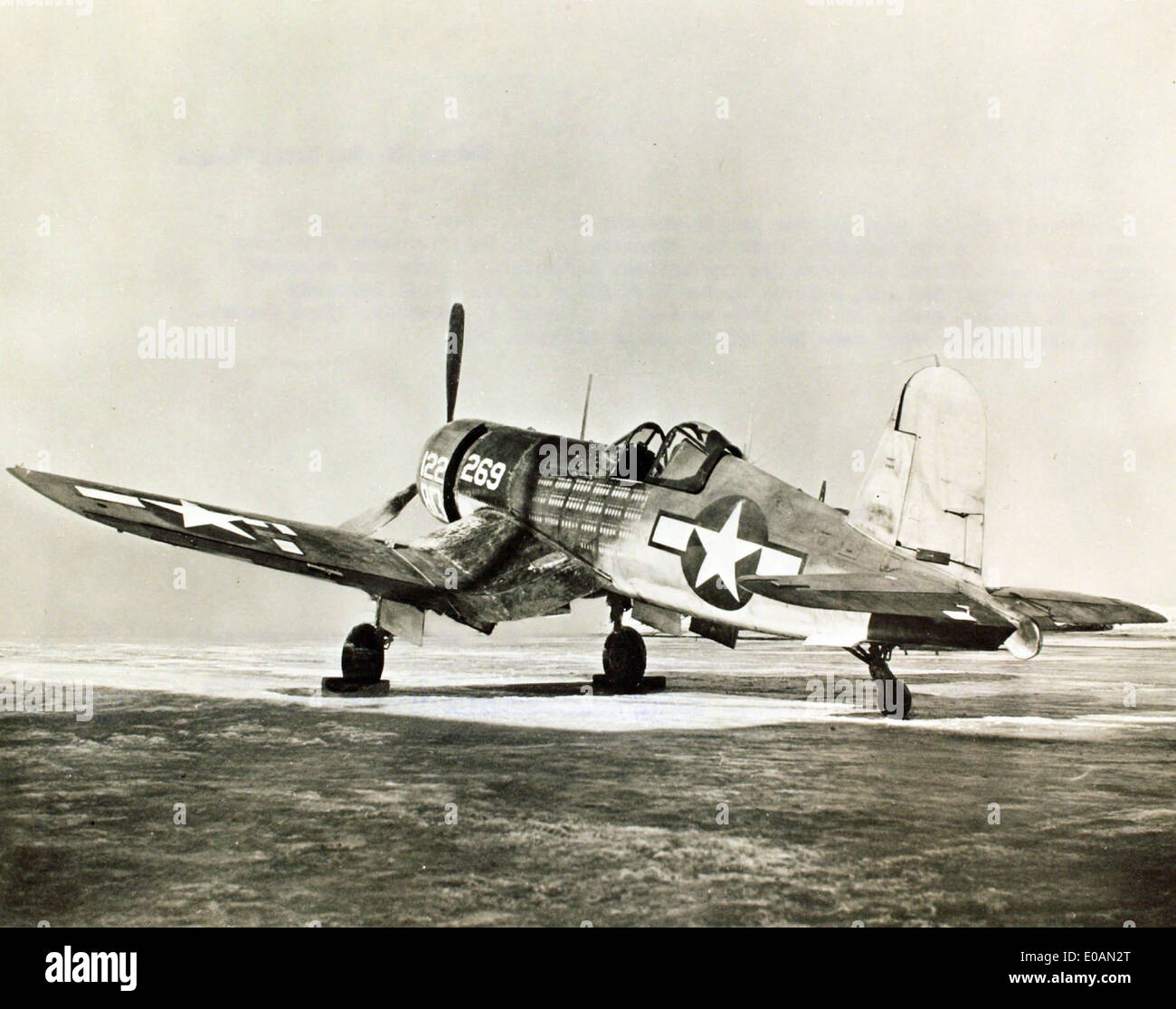Le chance Vought F4U-1 Corsair était un avion de chasse à porte-avions utilisé pendant la IIe Guerre mondiale connu pour sa conception distinctive à ailes courbées, il est devenu l'un des avions navals les plus réussis au combat. Banque D'Images