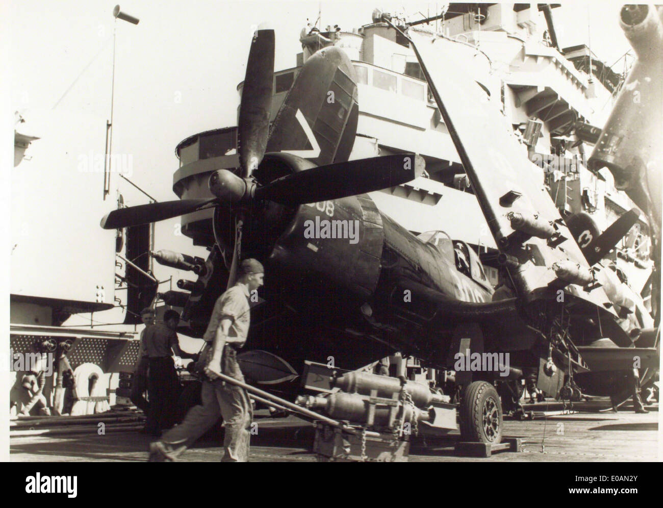 Le chance Vought F4U-4 Corsair était un chasseur à porte-avions utilisé pendant la seconde Guerre mondiale et la guerre de Corée. Connu pour son design distinctif en forme de mouette et son puissant moteur, le F4U-4 a été l'un des avions de chasse les plus réussis de son époque. Banque D'Images