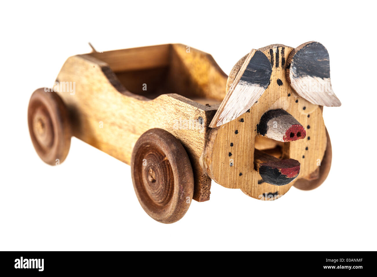 Une vieille voiture en bois jouet isolé sur fond blanc Banque D'Images