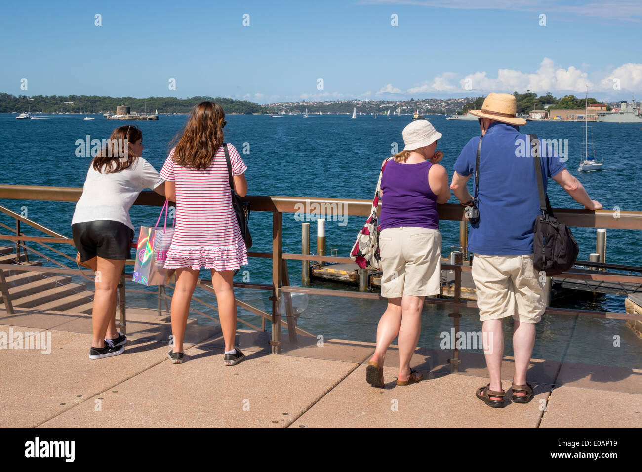 Sydney Australie, Nouvelle-Galles du Sud, Sydney Harbour, port, bateau à voile Parramatta River, adulte adultes homme hommes, femme femme femme femme femme, couple, loin Banque D'Images