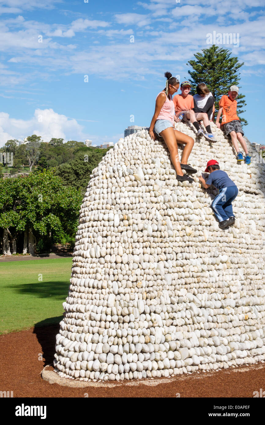 Sydney Australie,Royal Botanic Gardens,Wurrungwuri sculpture,garçons garçons,enfant enfant enfant enfants enfant, filles,femme,escalade,AU140309114 Banque D'Images