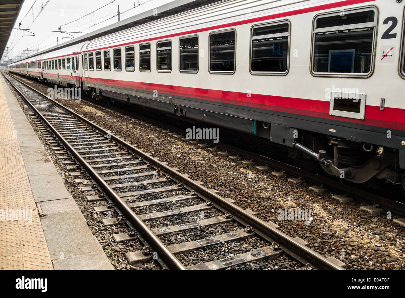 Une ancienne gare en attente sur les rails près de la plate-forme d'une station de chemin de fer Banque D'Images