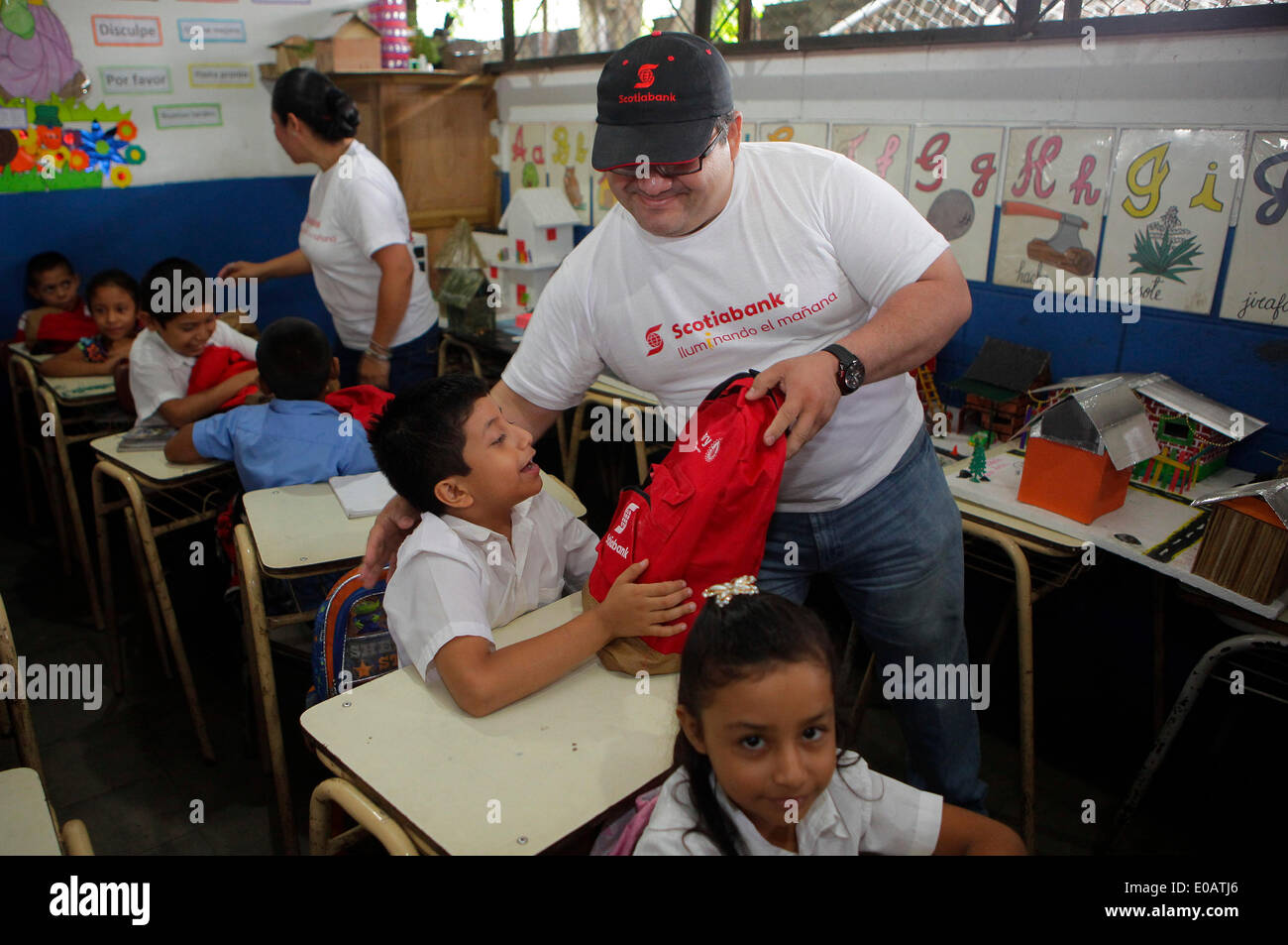 Izalco, El Salvador. 7 mai, 2014. Des bénévoles d'un organisme bancaire participer à un sac à dos pour enfants de livraison une institution éducative, dans le cadre d'une initiative visant à contribuer au processus de l'éducation dans la municipalité Izalco, dans le département de Sonsonate, 65 km à l'ouest de San Salvador, capitale du Salvador, le 7 mai 2014. © Oscar Rivera/Xinhua/Alamy Live News Banque D'Images