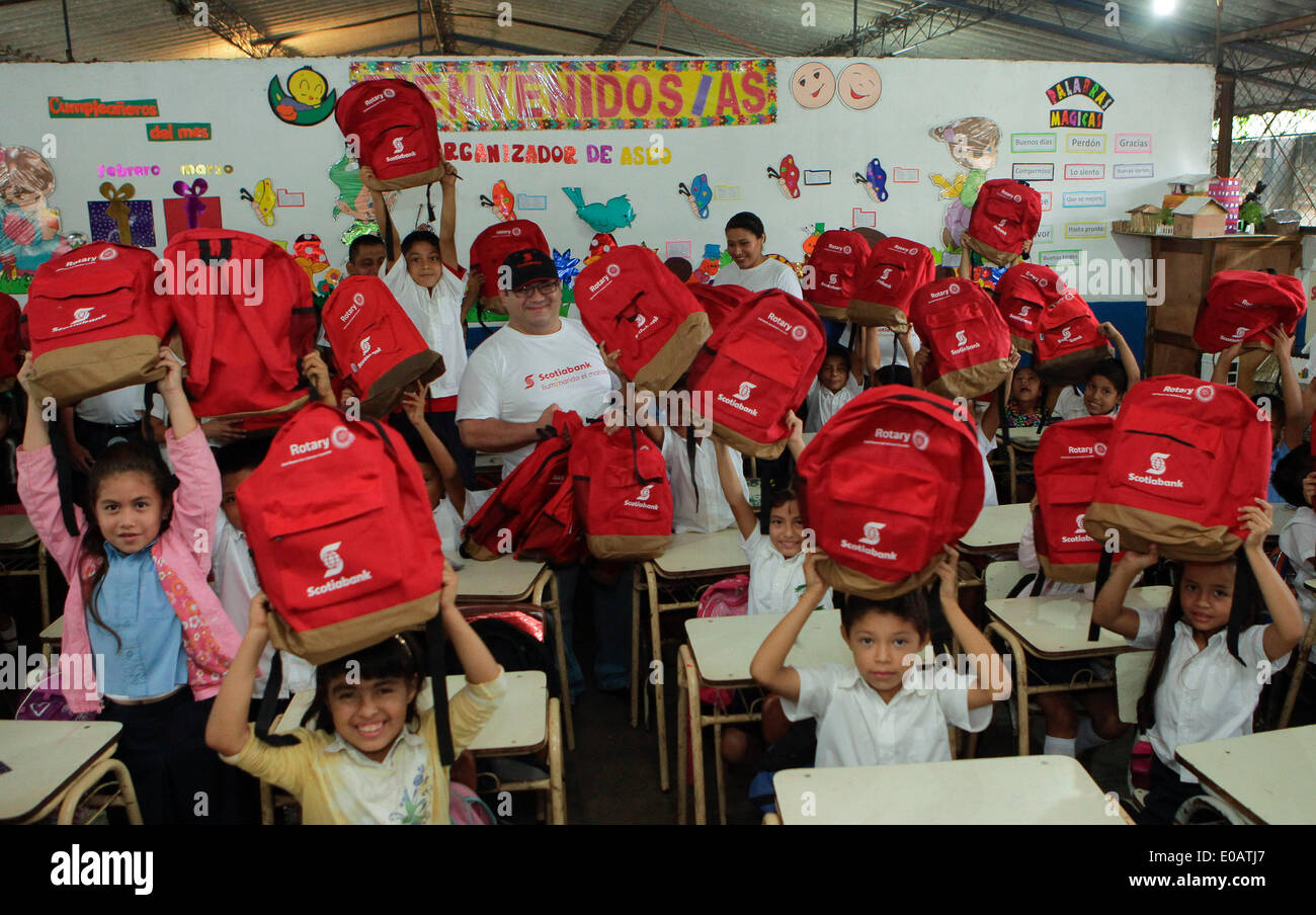 Izalco, El Salvador. 7 mai, 2014. Les enfants d'une institution éducative, montrent des sacs à dos offerts par les bénévoles d'un organisme bancaire, dans le cadre d'une initiative visant à contribuer au processus de l'éducation dans la municipalité Izalco, dans le département de Sonsonate, 65 km à l'ouest de San Salvador, capitale du Salvador, le 7 mai 2014. © Oscar Rivera/Xinhua/Alamy Live News Banque D'Images