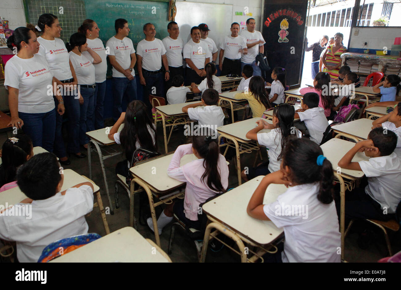 Izalco, El Salvador. 7 mai, 2014. Des bénévoles d'un organisme bancaire participer à un sac à dos pour enfants de livraison une institution éducative, dans le cadre d'une initiative visant à contribuer au processus de l'éducation dans la municipalité Izalco, dans le département de Sonsonate, 65 km à l'ouest de San Salvador, capitale du Salvador, le 7 mai 2014. © Oscar Rivera/Xinhua/Alamy Live News Banque D'Images