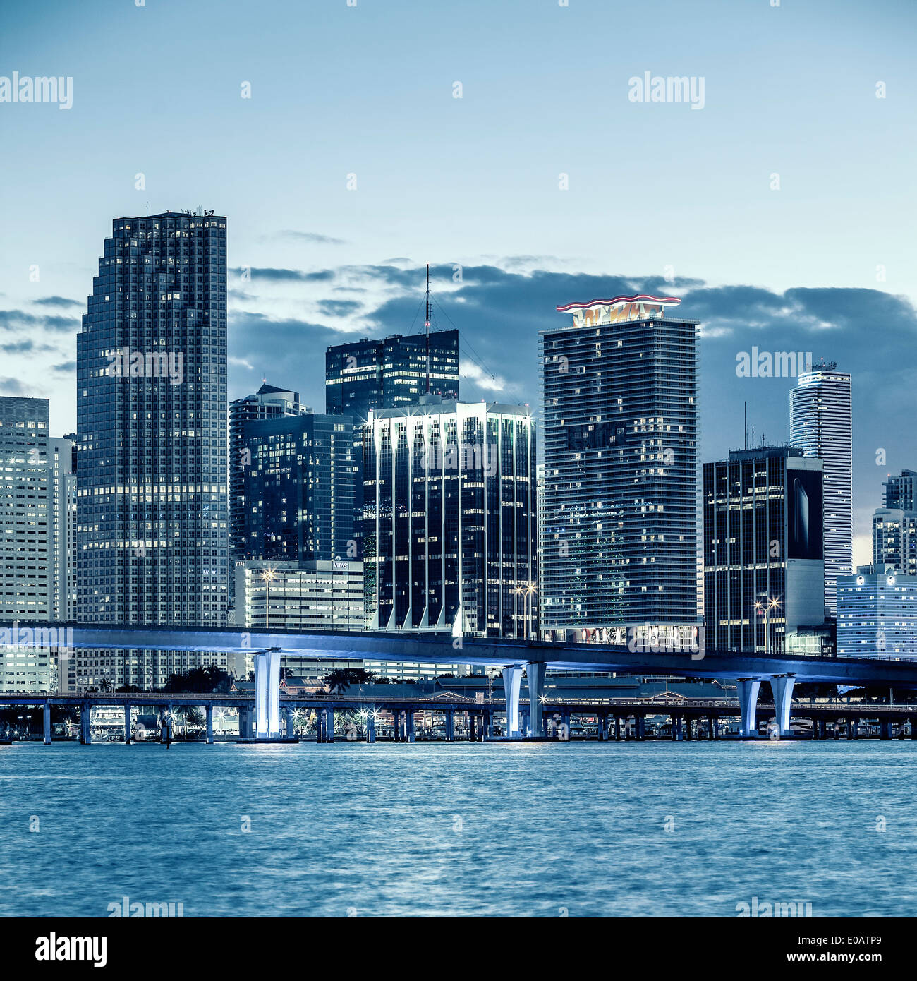 Ville de Miami en Floride, les entreprises et les bâtiments résidentiels et de pont sur Biscayne Bay Banque D'Images