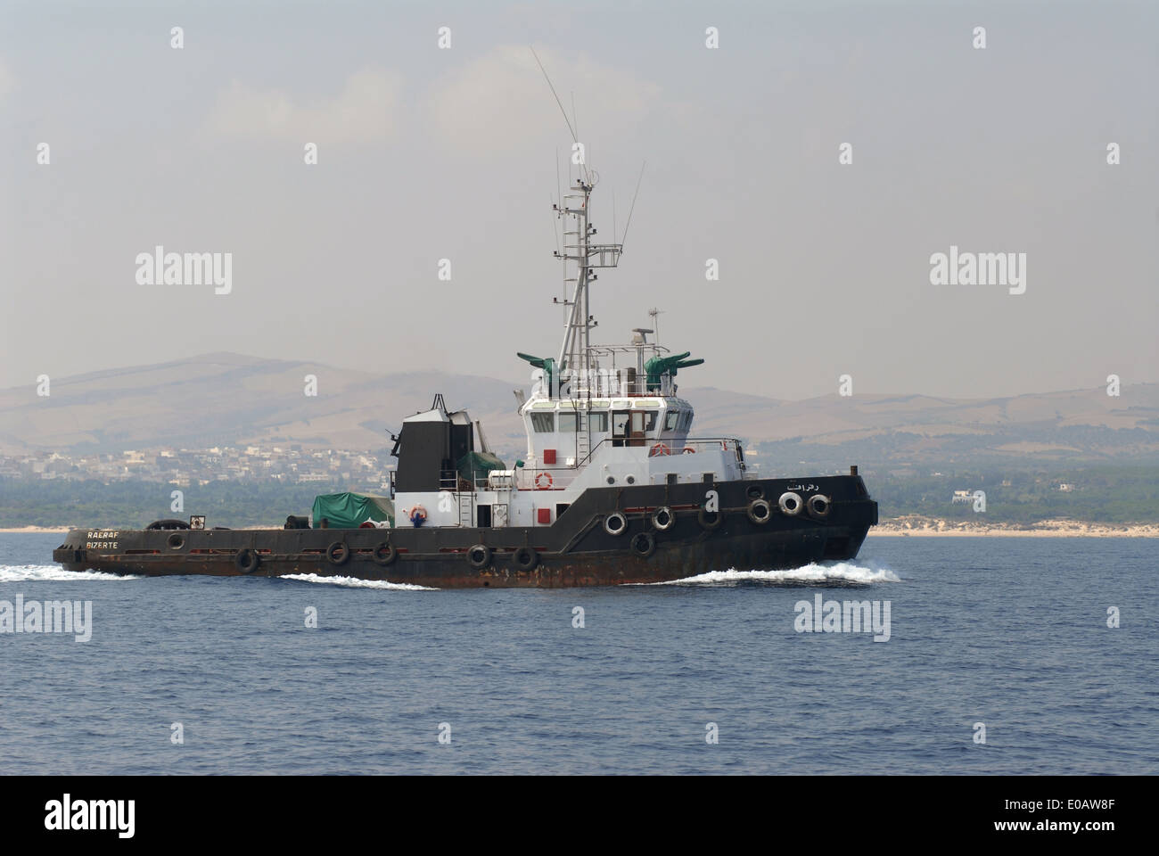 Tug boat au large de la côte de la ville tunisienne de Bizerte Banque D'Images