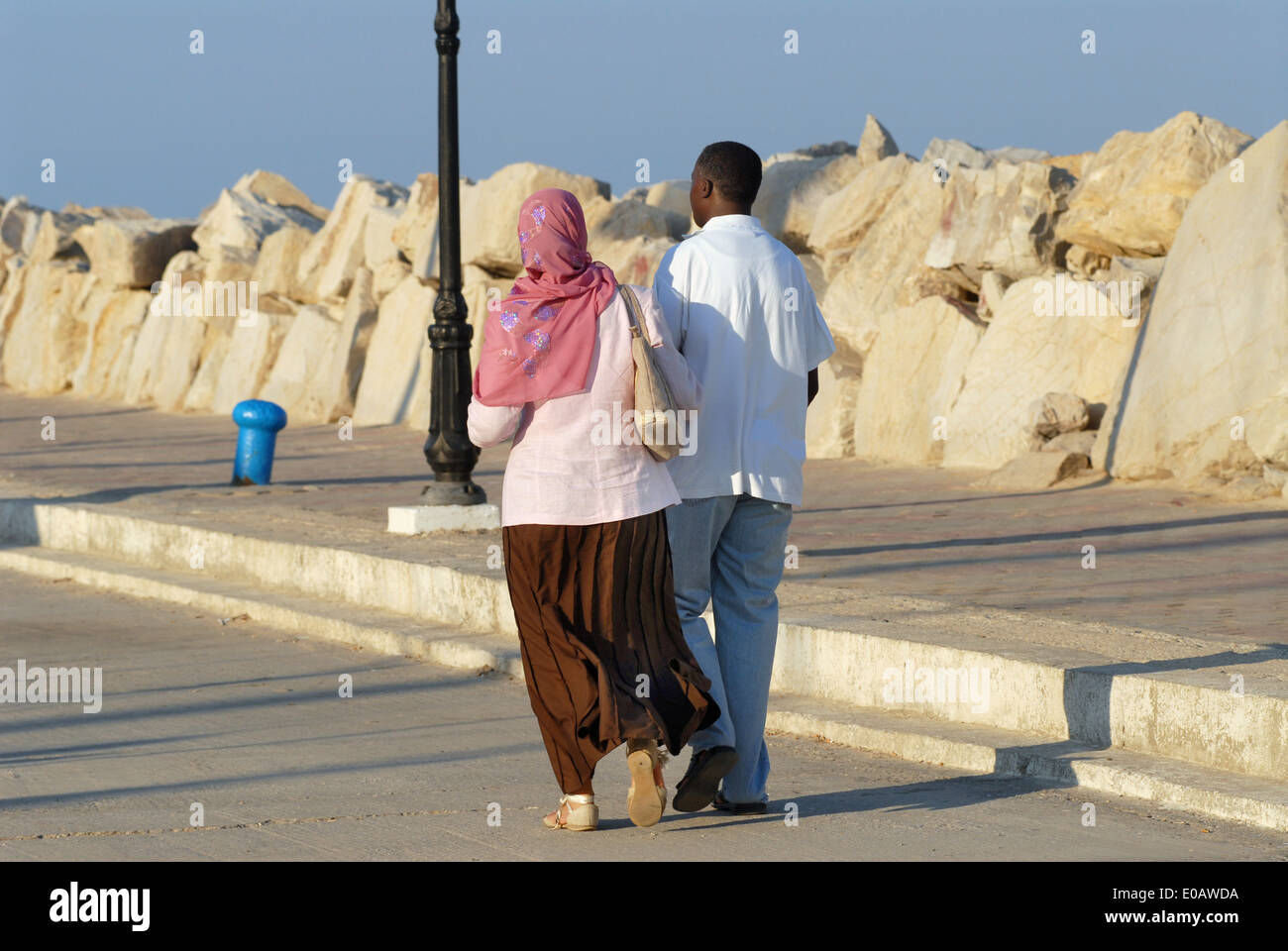 La Tunisie, jeune couple fait une promenade dans le port touristique de Sidi Bou Said Banque D'Images