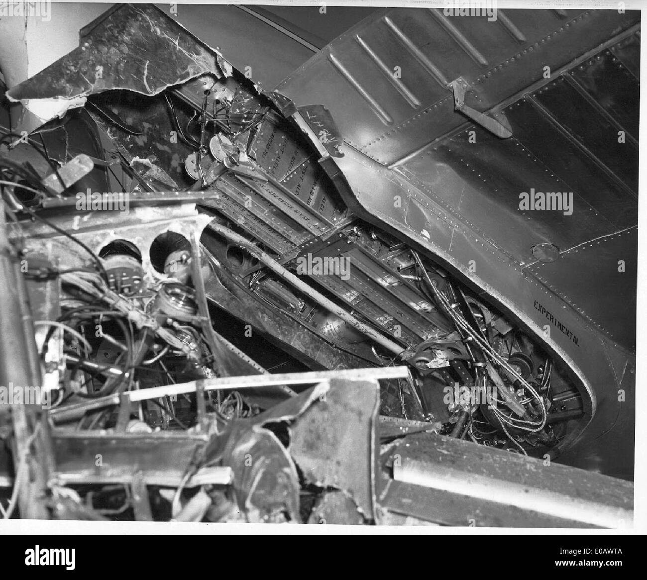 Cette photo de la collection de Ted Hall montre le NX90850, un avion routier impliqué dans un accident d'avion. Ces types de véhicules, conçus pour fonctionner à la fois comme un avion et comme un véhicule routier, ont été une première étape vers l'intégration des technologies aéronautiques et automobiles. Banque D'Images