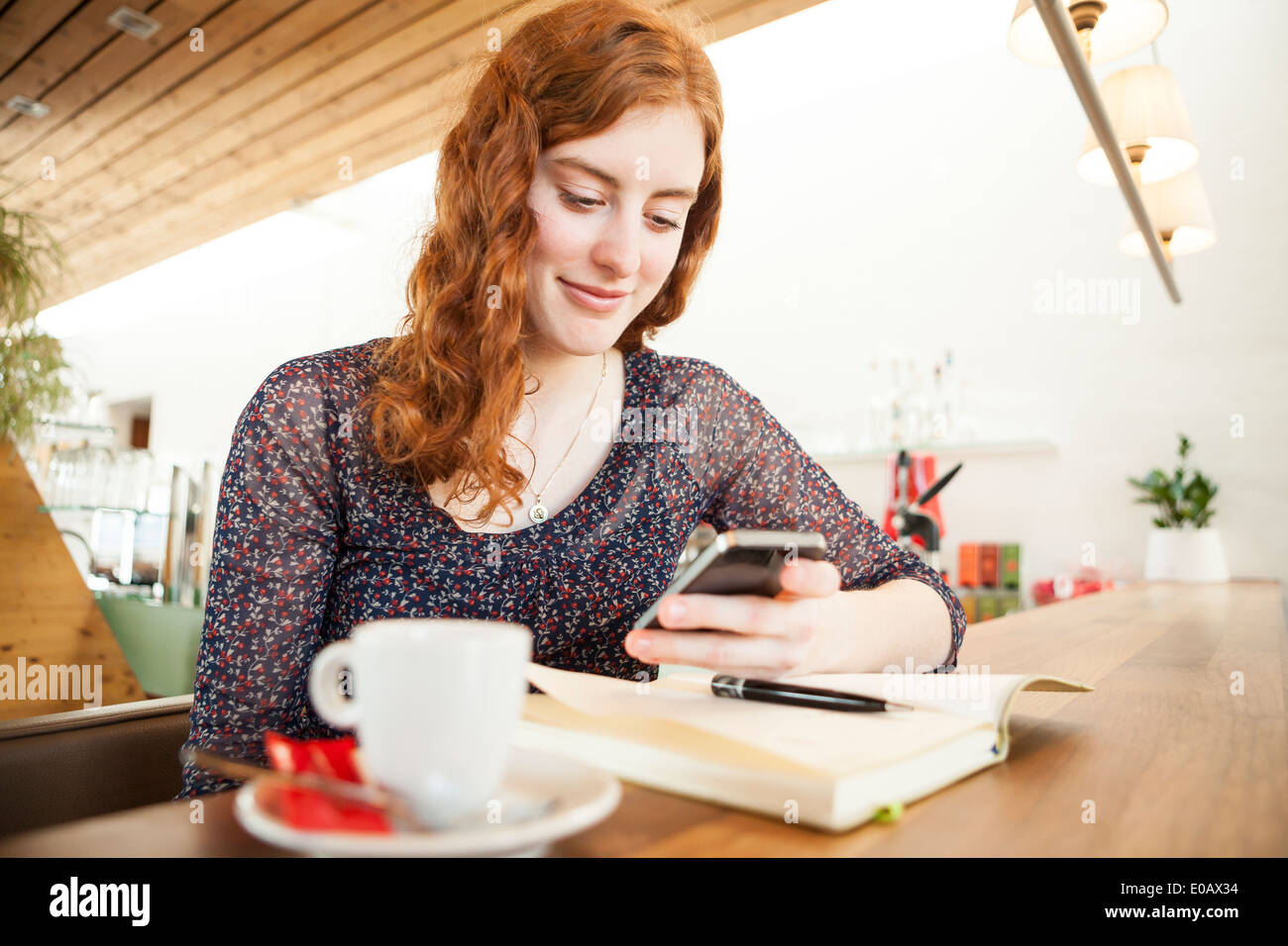 Portrait de jeune femme avec lecture des SMS smartphone Banque D'Images